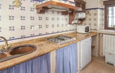 Una cocina o zona de cocina en Four-Bedroom Holiday Home In Villaviciosa De Cordob