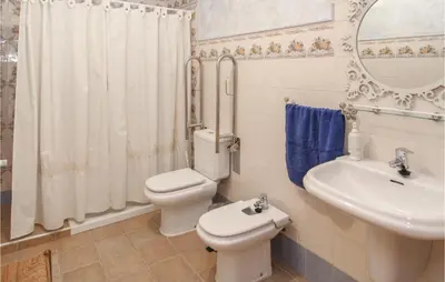 Un baño de Four-Bedroom Holiday Home In Villaviciosa De Cordob
