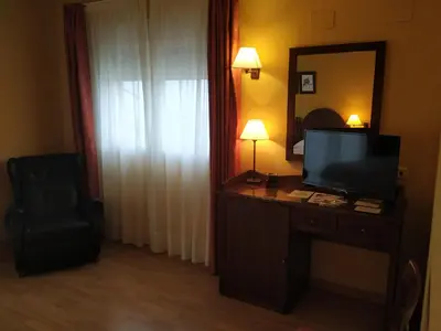 Una televisión o centro de entretenimiento en Hotel Sierra de Andujar