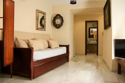 Una televisión o centro de entretenimiento en Apartamentos Medina Qurtuba