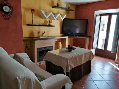 Una televisión o centro de entretenimiento en La Roca de Setenil