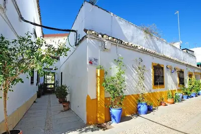 Edificio en el que se encuentra el hostal o pensión