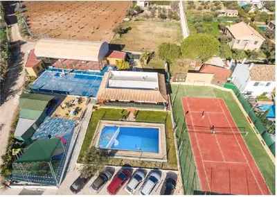 Instalaciones para jugar a tenis o squash en Bungalow Perotonar Ideal Para Familia Con Niños o alrededores