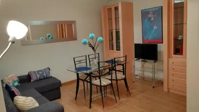 Una televisión o centro de entretenimiento en Eduardo Lucena 5, Los Patios