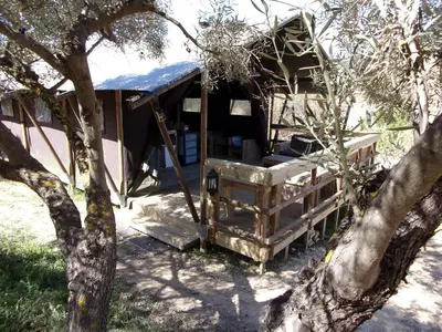 Edificio en el que se encuentra el tented camp