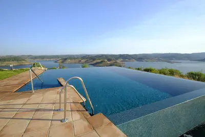 Piscina en o cerca de Casas de Alisné