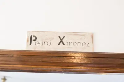 Certificado, premio, señal o documento que está expuesto en Boutique house LujoPobre