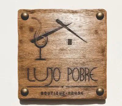 Certificado, premio, señal o documento que está expuesto en Boutique house LujoPobre