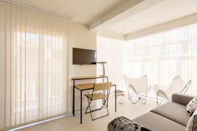 Una televisión o centro de entretenimiento en thesuites Sevilla