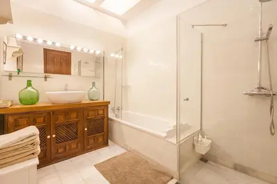 Un baño de PENTHOUSE IN RESTORED c19TH HOME