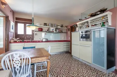 Una cocina o zona de cocina en PENTHOUSE IN RESTORED c19TH HOME