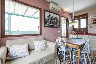 Zona de estar de PENTHOUSE IN RESTORED c19TH HOME