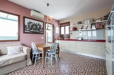 Una cocina o zona de cocina en PENTHOUSE IN RESTORED c19TH HOME