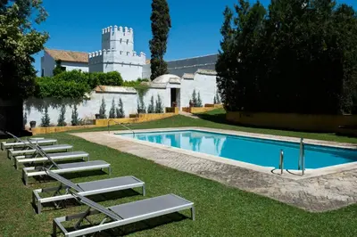 Piscina en o cerca de Cortijo Torre De La Reina