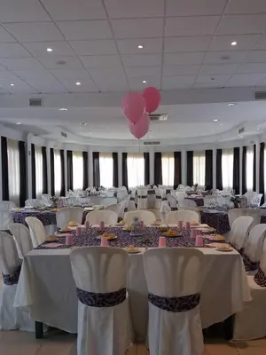 Un restaurante o sitio para comer en Hotel Mitra Crisálida