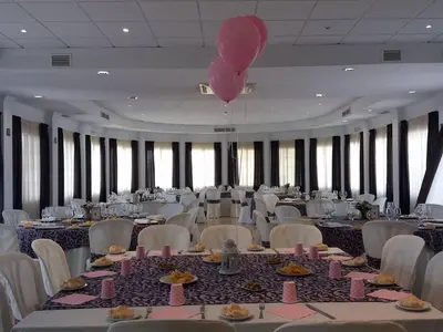 Un restaurante o sitio para comer en Hotel Mitra Crisálida