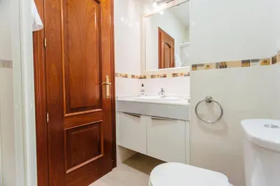 Un baño de Duplex with terrace- 5Bd 3Bth- Center