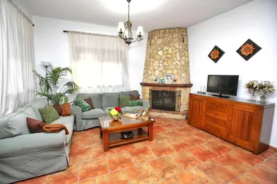 Una televisión o centro de entretenimiento en La Sierrezuela
