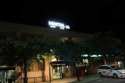 Edificio en el que se encuentra el hostal o pensión