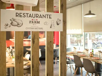 Un restaurante o sitio para comer en Ibis Sevilla
