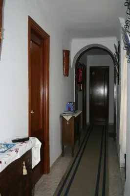 Una televisión o centro de entretenimiento en Pension el Portillo