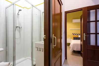 Un baño de Apartamentos Diaber Gerona 22
