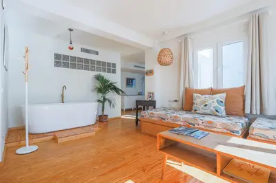 Zona de estar de COZY 1BR APT RECENTLY RENOVATED IN CITY CENTRE