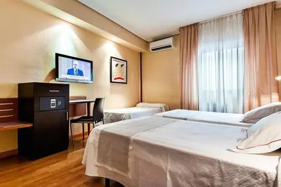 Cama o camas de una habitación en HOTEL XAUEN en pleno centro con acceso autorizado y a 100m de la Catedral