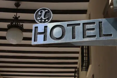 Certificado, premio, señal o documento que está expuesto en HOTEL XAUEN en pleno centro con acceso autorizado y a 100m de la Catedral