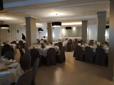 Un restaurante o sitio para comer en Hostal El Sevillano