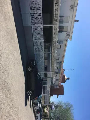 Edificio en el que se encuentra el hostal o pensión