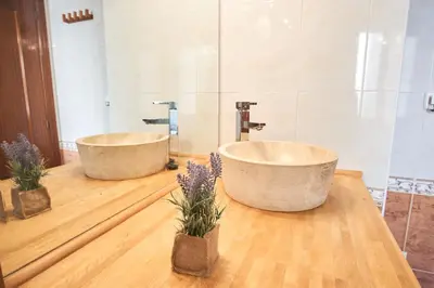 Un baño de Bordador Central Suite by Valcambre