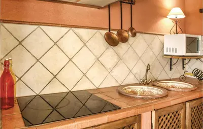 Una cocina o zona de cocina en Awesome Home In Villanueva Del Duque