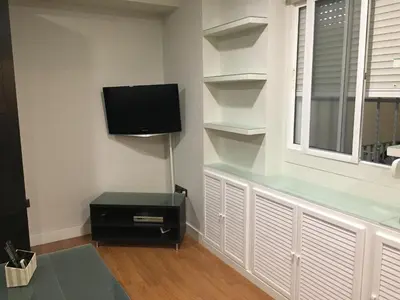 Una televisión o centro de entretenimiento en Casas de Sevilla - Estudio Peral 55