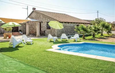 Piscina en o cerca de Stunning Home In Villanueva Del Duque
