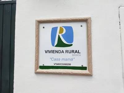 Certificado, premio, señal o documento que está expuesto en Acogedora casa cerca de Córdoba