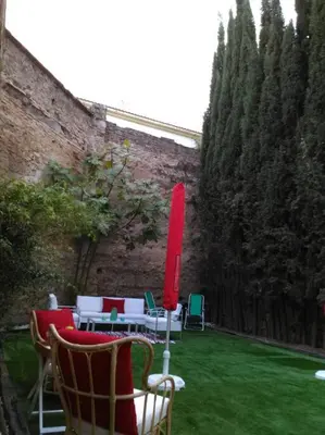 Jardín al aire libre en casa de los patios amurallados