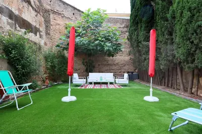 Jardín al aire libre en casa de los patios amurallados