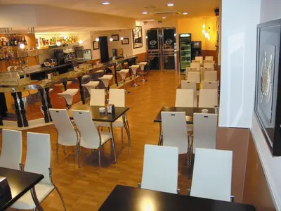 Un restaurante o sitio para comer en Hostal San Andres
