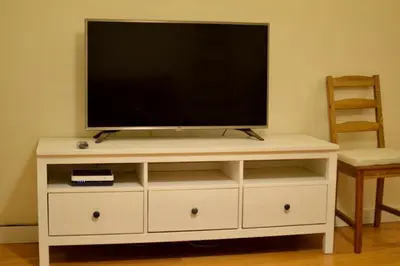 Una televisión o centro de entretenimiento en Peris Mencheta