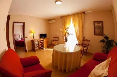 Una televisión o centro de entretenimiento en Hotel Paraje La Lambra