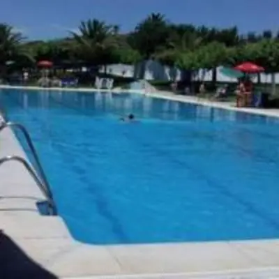 Piscina en o cerca de Bungalows Rurales Incluida Piscina 2 Columnas
