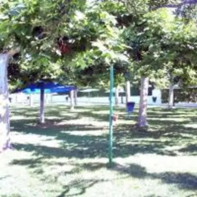 Zona de juegos infantil en Bungalows Rurales Incluida Piscina 2 Columnas