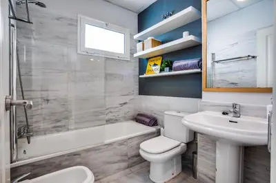 Un baño de Encantador Ático con Terraza