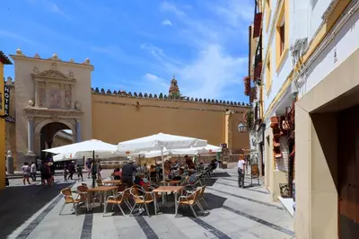 Un restaurante o sitio para comer en El balcón de la Mezquita