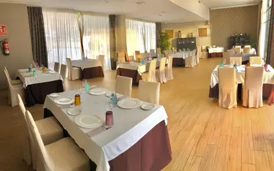 Un restaurante o sitio para comer en Hotel Mencia Subbética