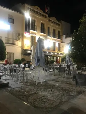 Edificio en el que se encuentra el hostal o pensión