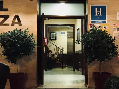 Fachada o entrada de Hostal Plaza