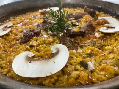 Comida en o cerca de este hotel