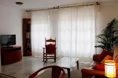 Una televisión o centro de entretenimiento en Apartamento Con Patio Cerca Mezquita